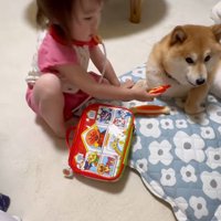 体温を測ろうとする娘さん