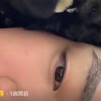 横たわるパパ