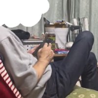 座椅子でスマホを操作する人
