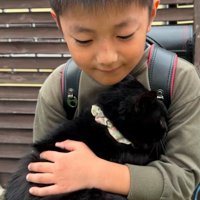 抱きしめる男の子