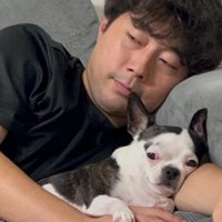 添い寝するふたり