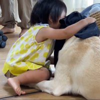 たわむれる2人