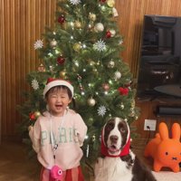 サンタごっこをするププくんと女の子⑩