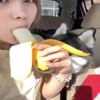 バナナを食べる女性2