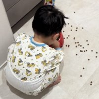 ごはんを拾い集める子ども