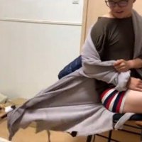 男性の着ている上着を咥えてひっぱる犬