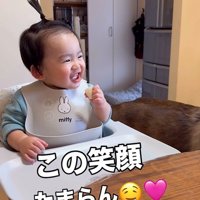 梨を食べるZIGGYくんと男の子9