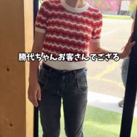 お店のドアから店内に入る若い女性