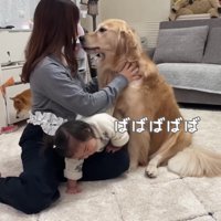 2人の間に体をねじ込ませ…