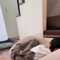 横になっている長男