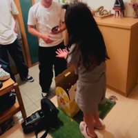 スマホを見る男の子