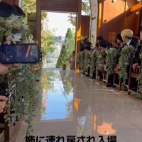 式場に入ってきたチャックくん