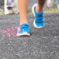 男の子に向かって駆けていく犬