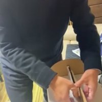 箱を開けるお父さん