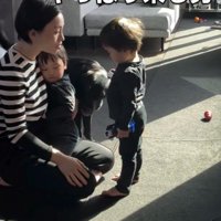 人の間に近づく犬