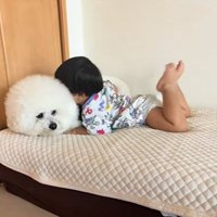 むぎくんに抱きつく息子さん