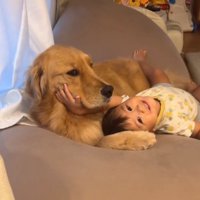 笑顔でママを見る息子さん