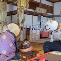 住職の後ろに座るパパと妹犬