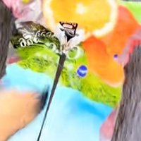 犬に袋をかぶせて散歩
