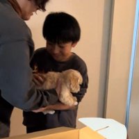 大事そうに抱っこ