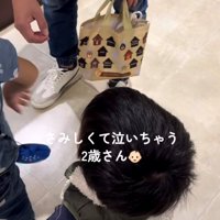 立ち止まっている兄弟と大人