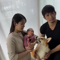 赤ちゃんのまわりに集まる家族たち
