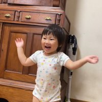 「バイバイ！」を繰り返す女の子