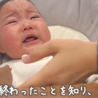 不機嫌で泣く赤ちゃん