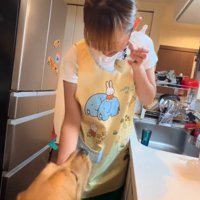 哺乳瓶を頬に当てる飼い主