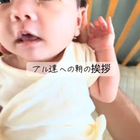 赤ちゃんを抱っこしてリビングへ向かう飼い主