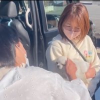 頭を撫でられる犬2