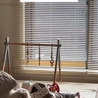 おもちゃで遊ぶワンコと赤ちゃん⑩