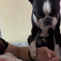 優しく手を重ねて…