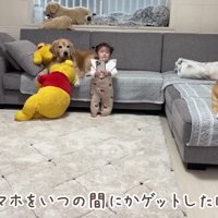 ママのスマホを手に…