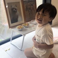 笑顔でこちらを見る子ども