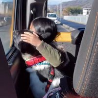 外の景色を一緒に眺める2人