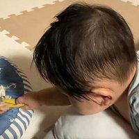 おもちゃに手を伸ばして…