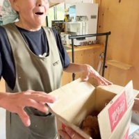 顔を上げて驚いた表情をする女将