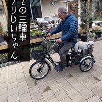 電動式三輪車を漕ぐ年配男性