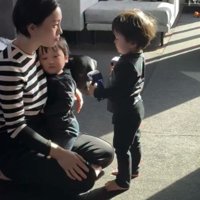 母親と向き合う男の子