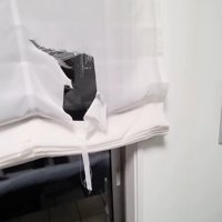 カーテンが破れています！