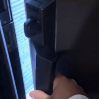 ドアを開ける飼い主さん