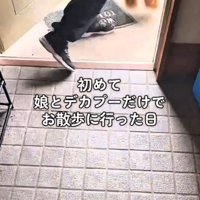 玄関を出て行く犬と女の子