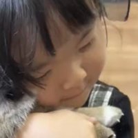子犬を抱きしめる女の子