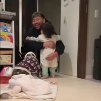 パパに抱きつく娘さん
