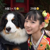 並んで写真を撮る子犬と女性