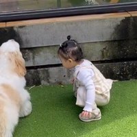 泣きながらしゃがみ込む女の子