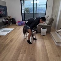 犬にまたがるお兄ちゃん