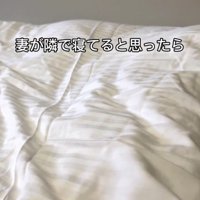 白い布団のベッド