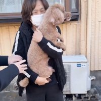 犬を抱っこするおばあちゃん